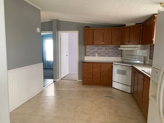 Building Photo - The perfect home is calling, cozy 3 bedroo...