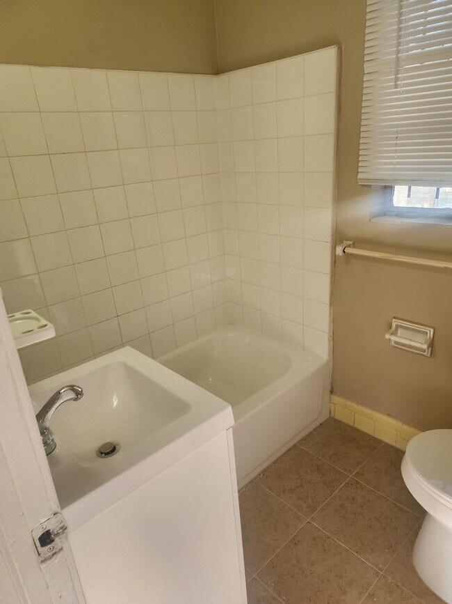 Building Photo - Accepting Section 8 Vouchers