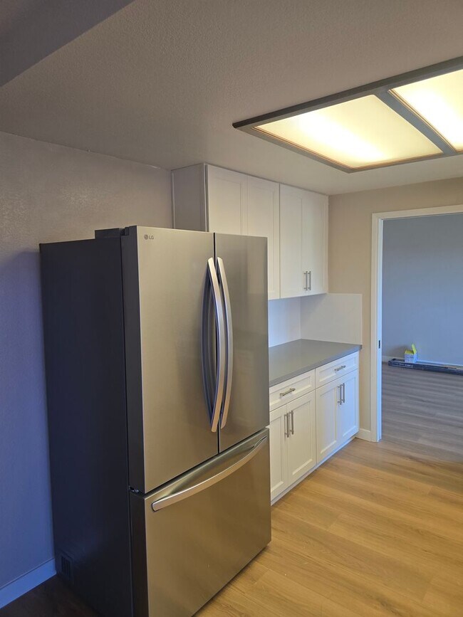 Building Photo - Move In special $ 1,000.00 off the first f...