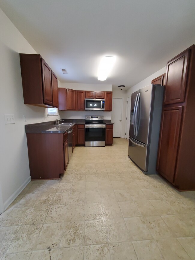 Kitchen - 64 Amersham Ln