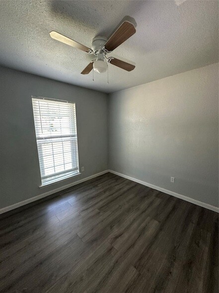 Building Photo - 6524 Blue Grass Dr