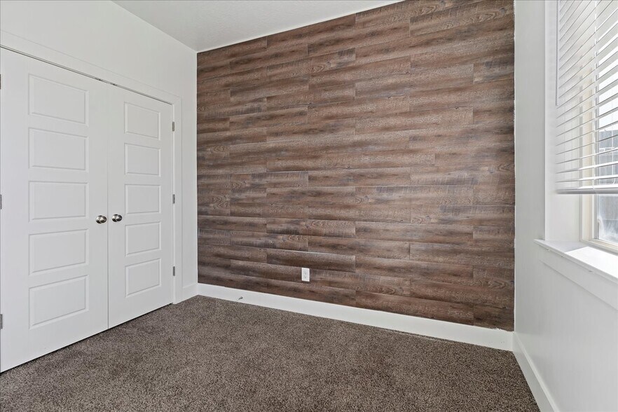 Building Photo - 2333 S Long Dr