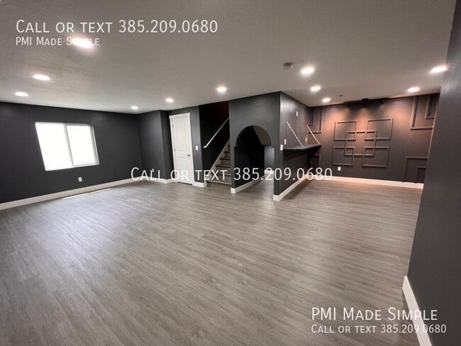 Building Photo - Modern Townhome | LVP | Office/Entertainment