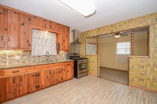 Building Photo - 142 Victoria Dr