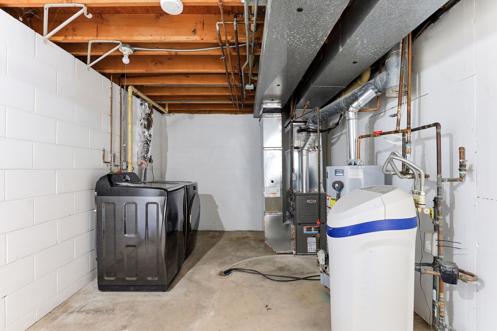 Building Photo - 351 W Eagle Lake Dr