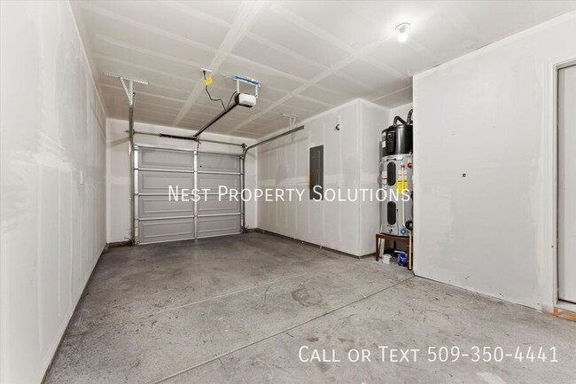 Building Photo - 3 Bed, 2.5 Bath Duplex, WSG included