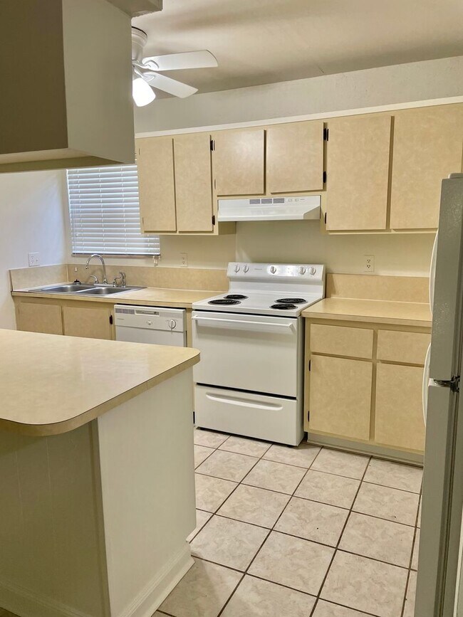 Building Photo - Location, location, location! 875 SF Unit-...