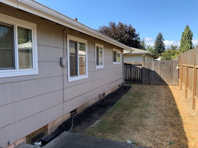 Building Photo - 2 bedroom in River Road Area