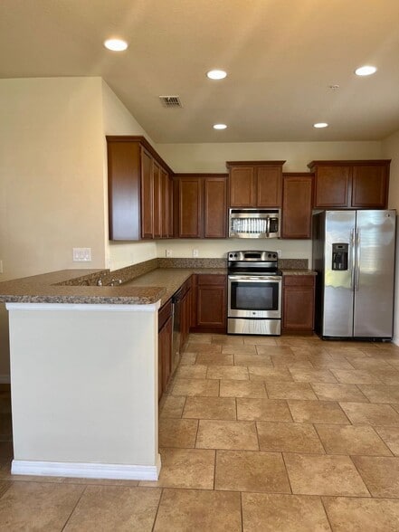Building Photo - 3 Bedroom / 2.5 Bath / 2 Car Garage Townho...