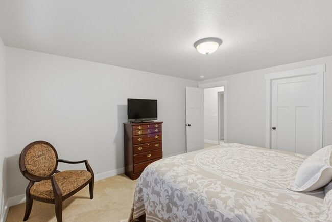 Building Photo - Beautiful Riverton Townhome in Gated Community!
