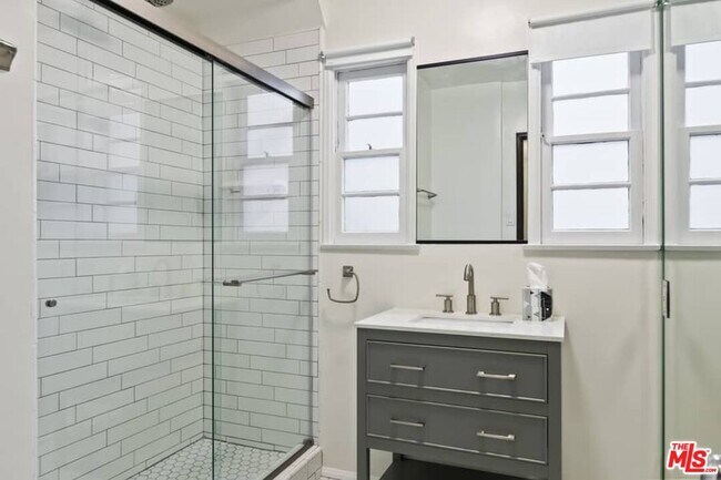 Building Photo - 362 Westbourne Dr