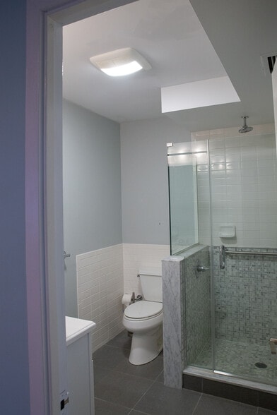 Master Bath - 1640 Oakwood Dr