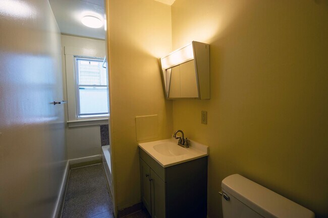 Building Photo - 1217 1/2 Madison Street -  First Floor Apa...