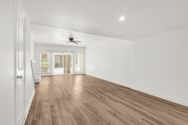 Building Photo - 2022 Lakewood Ct