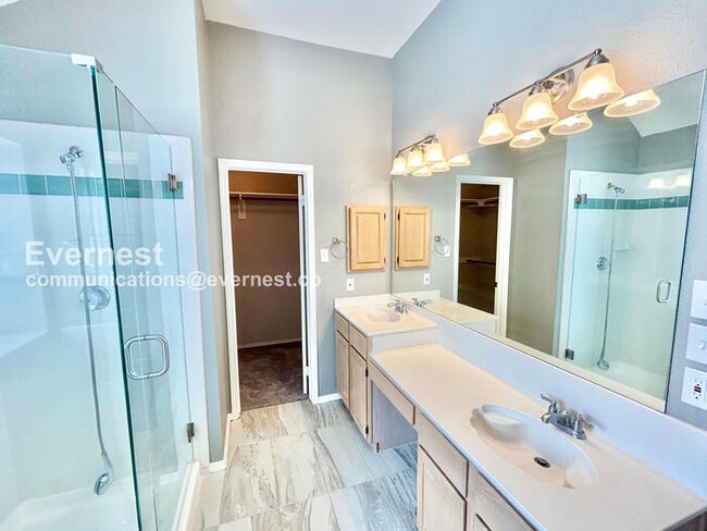 Building Photo - 3 Bed, 2 Bath with Fenced Yard & Garage / Pet-Friendly / Available Now!