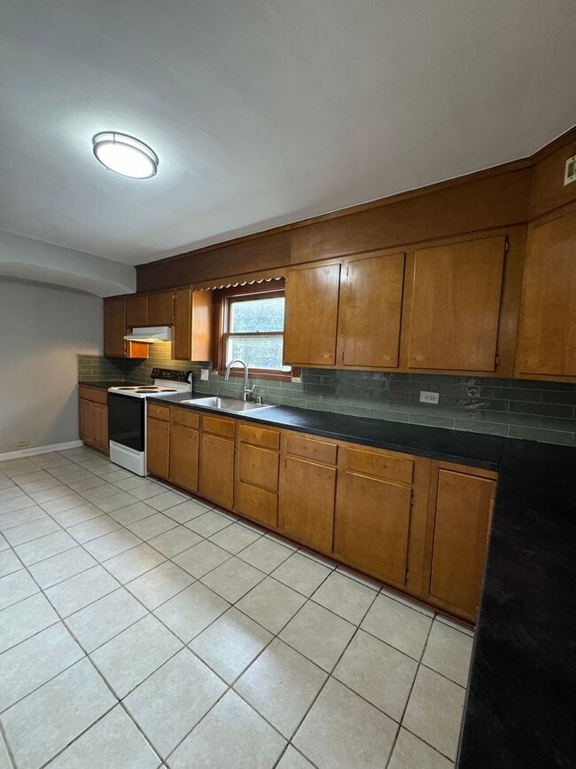 Building Photo - Beautiful 3-bedroom house for Rent AVAILAB...