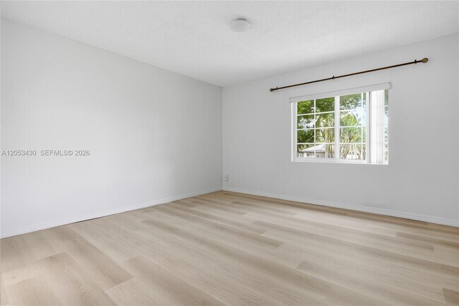 Building Photo - 2066 Madeira Dr