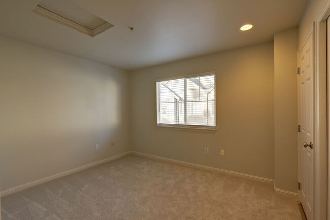 Building Photo - Luxury 2BR 2.5BA Townhouse Style Condo @ Lochshire on Forbes Creek
