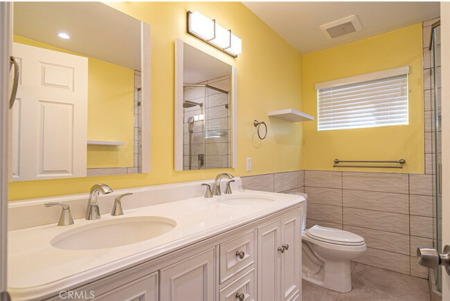 Master bathroom - 21016 Saticoy St