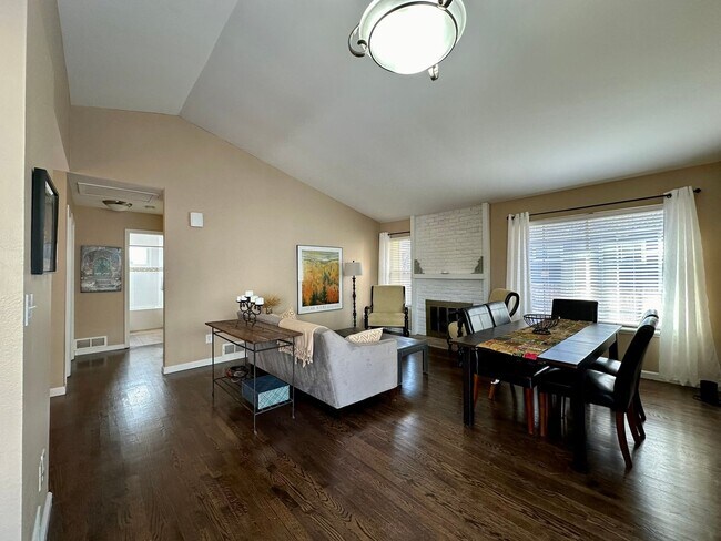 Building Photo - Fully Furnished 4 bedroom 2 bath home is Englewood!!