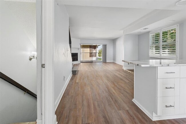 Building Photo - 275 Capri Cir N