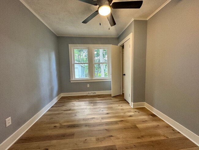 Building Photo - Three Bedroom Three Bath