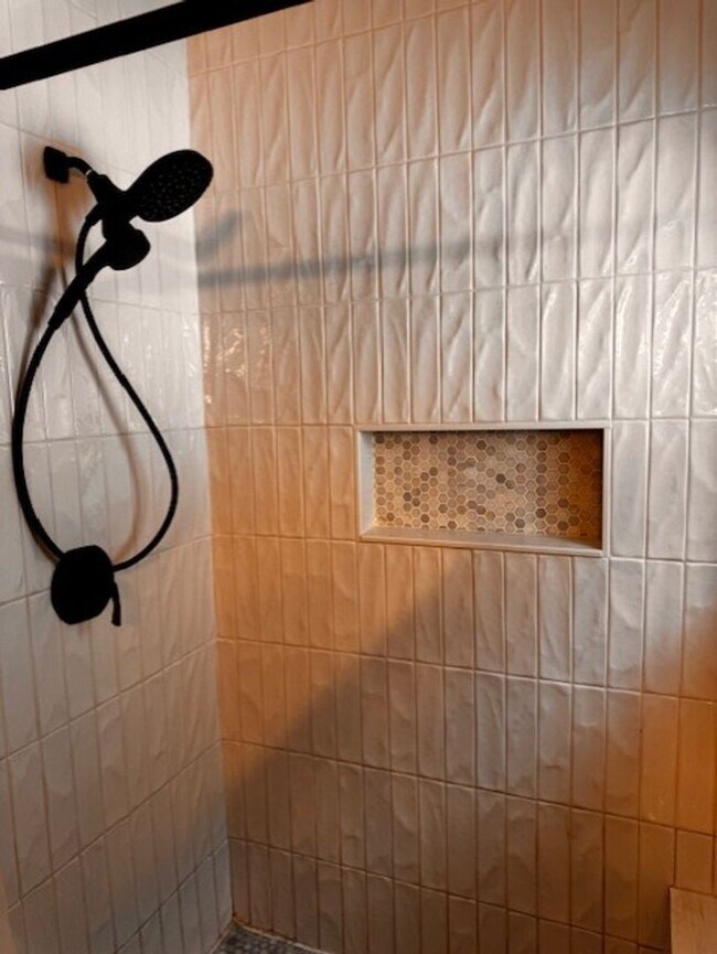 Building Photo - Beautiful 3 bedroom 2 bathroom home availa...