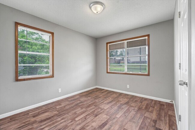 Building Photo - 3 Bedroom Home Across from JHS
