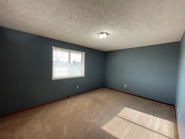 Building Photo - Two bedroom one bathroom apartment for rent