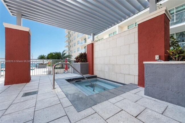 Building Photo - 1155 Brickell Bay Dr