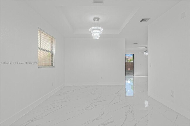 Building Photo - 642 SE 37th Pl