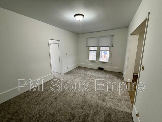 Building Photo - 734 W 10th St