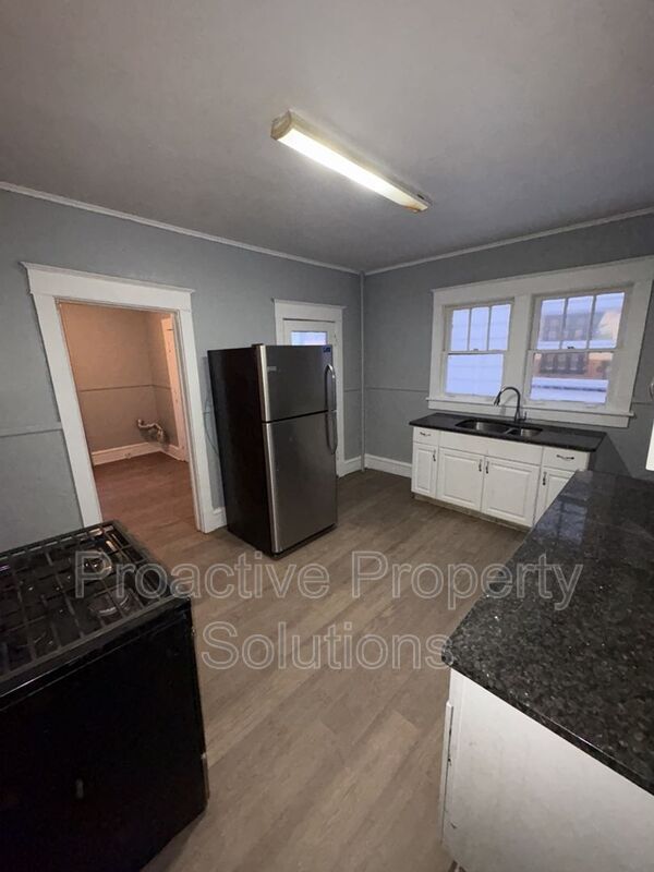 Building Photo - 21 Edison St