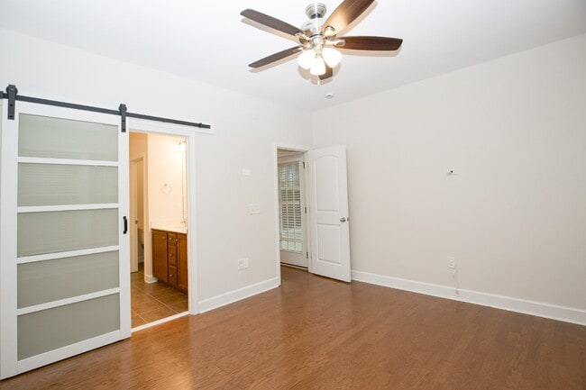 Building Photo - Charming 3 bed, 2.5 bath home with bonus t...
