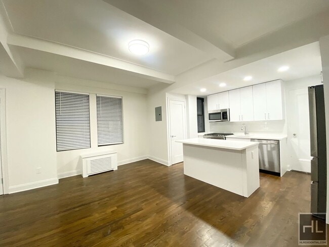 Building Photo - 25 W 68th St