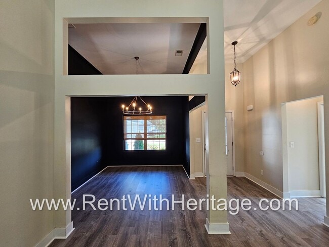 Building Photo - Amazing 4 Bedroom/ 3 Bath Home / Attention...