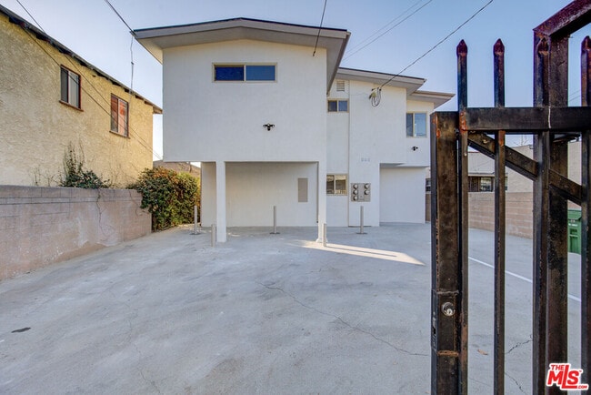 Building Photo - 2230 Redondo Blvd