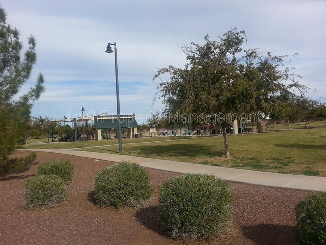 Building Photo - 2644 E Chester Dr