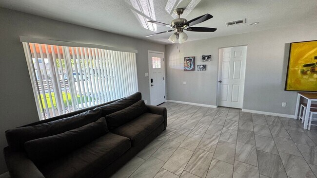 Building Photo - Renovated 4 Bedroom, 2 Bathroom Home in a Prime Phoenix Location!