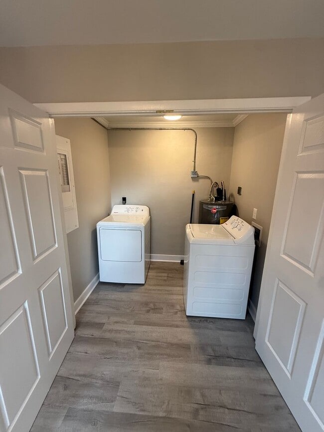 Building Photo - Beautifully Renovated 3 bedroom 2 full bath on large fenced in lot