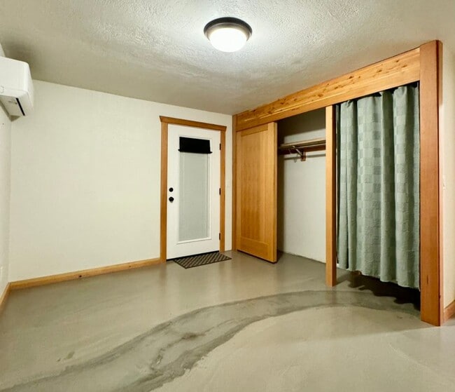 Building Photo - Charming 1BR in Convenient Eugene Location!