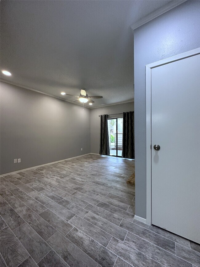 Building Photo - 7037 N Holiday Dr