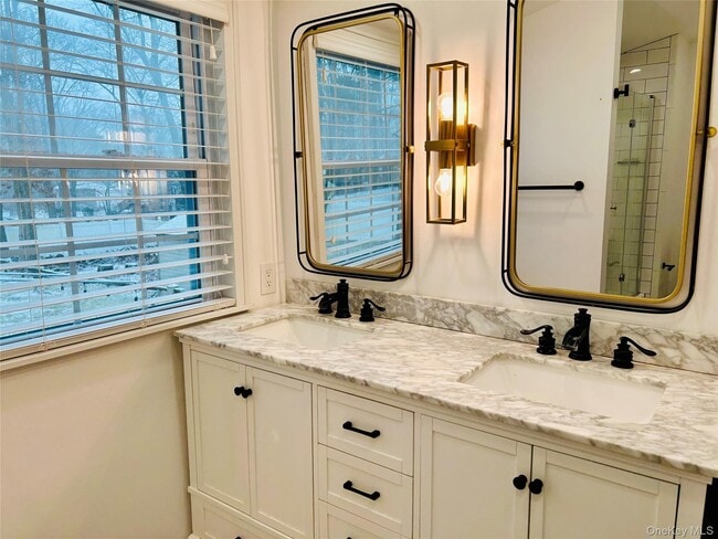 Building Photo - 30 Mayflower Ln