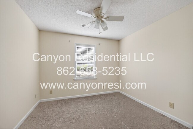 Building Photo - 2035 Ardmore Village Ln