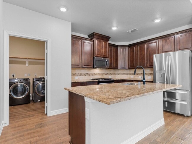 Building Photo - 3 bed 2 bath ( Columbia Lakes)