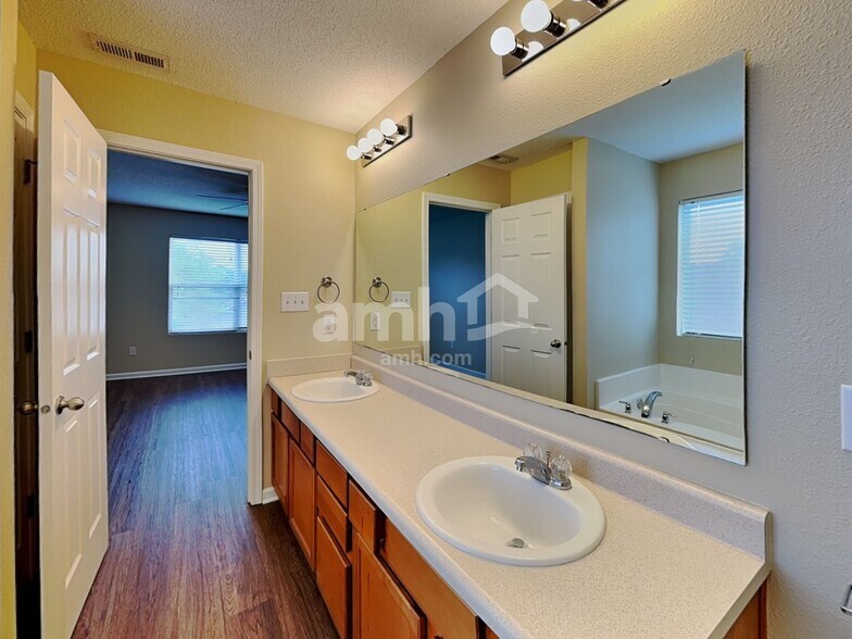 Building Photo - 897 Sunvista Dr