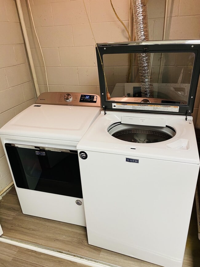 Building Photo - 3629 S Kingsbury Ave