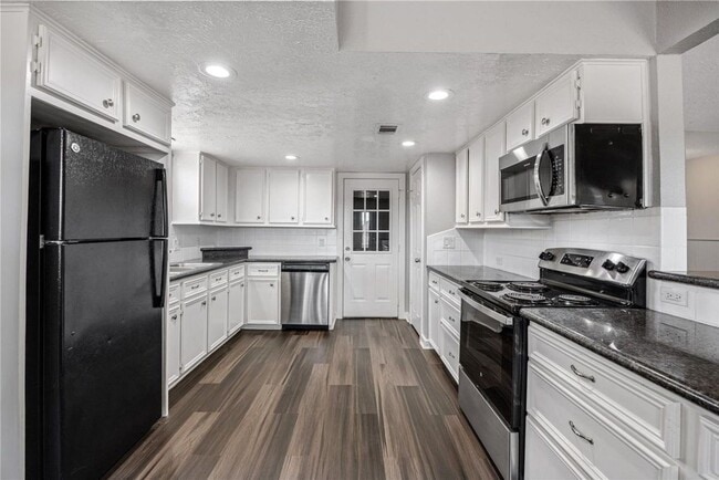 Building Photo - Welcome to this fully remodeled 4/2/2 brick home near Lake Conroe! With new AC/heat, roof, water ...