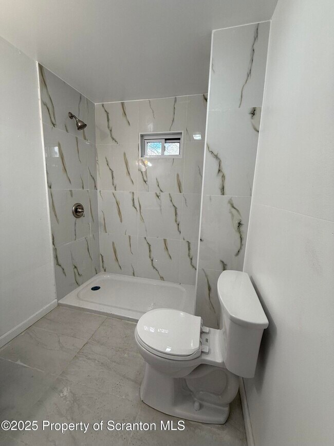 Building Photo - 319-319 E Elm St