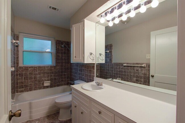 Building Photo - 5712 Fairlane Dr